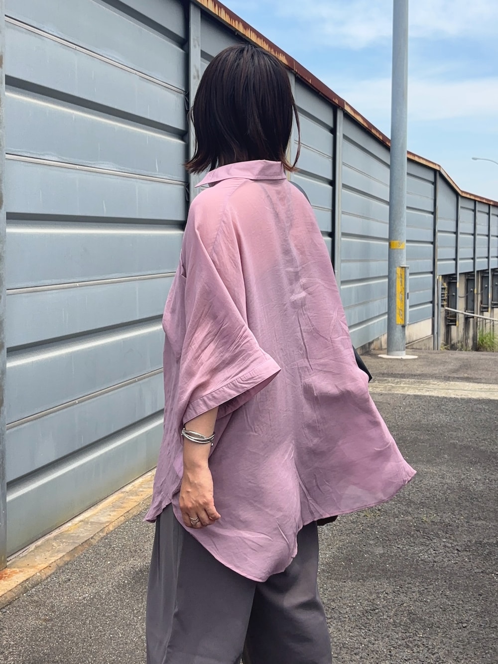 「シアーシャツ、ピンクシャツ、シアートップス、夏コーデ、ママコーデ、ピンク×グレー、キャミソール、ブラトップ、ワイドパンツ、GU、reca、キャップ、カラーコーデ」｜「recaのドルマンシアーシャツ（シャツ/ブラウス、ピンク系）」を使った、𝙮𝙪𝙠𝙞さん（レディース・158cm）の夏コーディネートの4枚目の写真