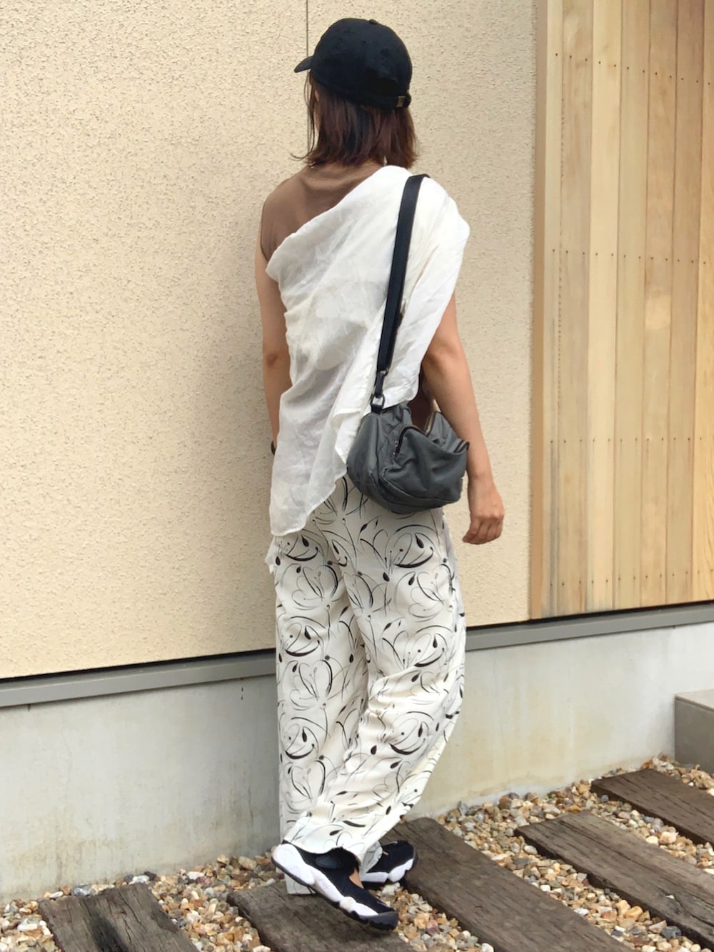 ホワイト系のその他パンツ、ベージュ系のタンクトップ、グレー系のボディバッグ/ウエストポーチを着用したレディースの夏コーディネートの4枚目の写真