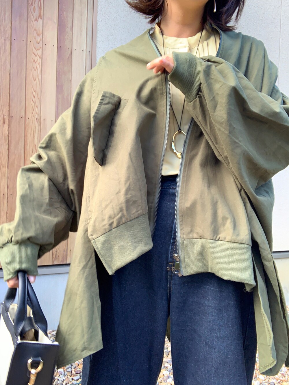 ブルー系のデニムパンツ、イエロー系のシャツ/ブラウス、ホワイト系のトートバッグを着用したレディースの秋コーディネートの5枚目の写真