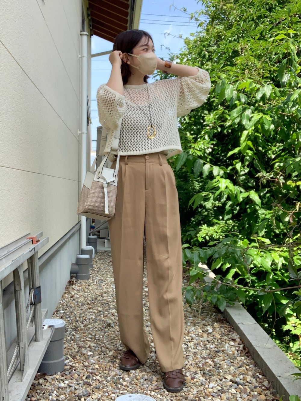 「大人カジュアル、休日スタイル、春夏コーデ、初夏コーデ、ママコーデ、シンプルコーデ、淡色コーデ、ワントーンコーデ、グルカサンダル、メッシュトップス、メッシュニット、ショルダーバッグ、ワイドパンツ」｜「moment+のゆるメッシュ透かし編みクルーネックニットプルオーバー（ニット/セーター、ホワイト系）」を使った、𝙮𝙪𝙠𝙞さん（レディース・158cm）の春コーディネートの2枚目の写真