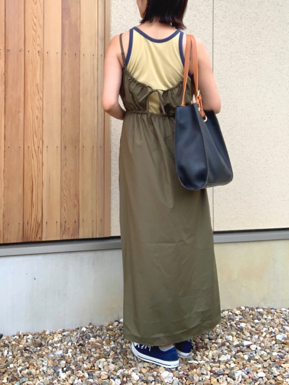 「秋服準備はじめました、今日のコスメと服、きれいめカジュアル、ママコーデ、レイヤードスタイル、カラー×コーデ、カーキ、イエロー、ワンピース、キャミワンピ、タンクトップ、カーディガン、ショルダーバッグ、スニーカー、converse」|「HER CLOSETの【shemoshelly】WEB限定バックリボンキャミワンピース(ワンピース、グリーン系)」を使った、𝙮𝙪𝙠𝙞さん(レディース・158cm)の秋コーディネートの5枚目の写真