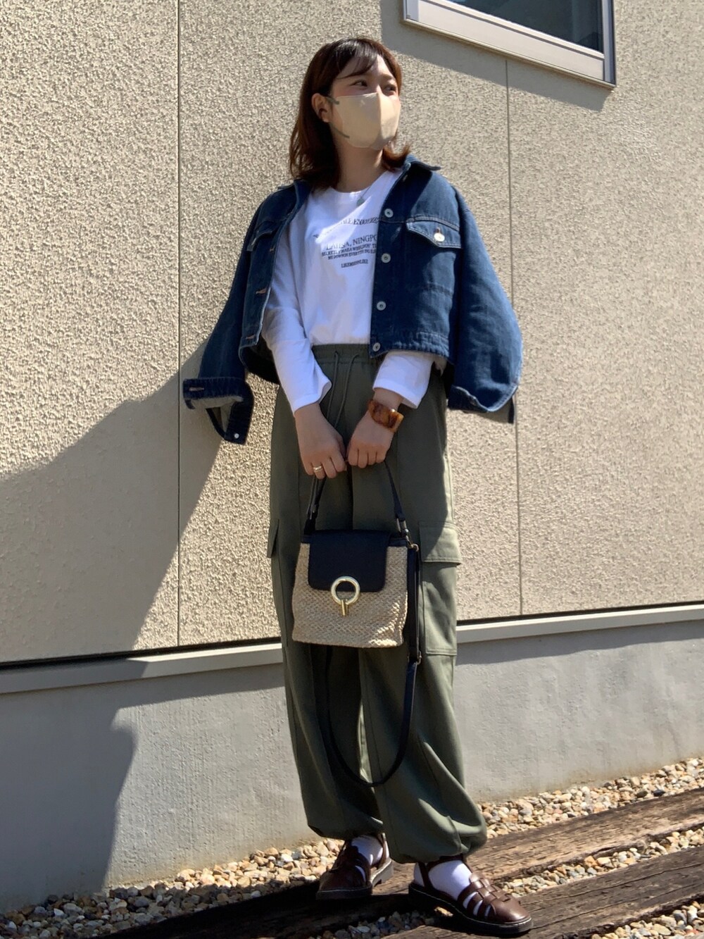 「いまどきジャケット写真、春コーデ、ママコーデ、デニムジャケット、UNIQLO、ロゴT、ロンT、カーゴパンツ、GU、カーディガン、グリーン、グルカサンダル、かごバッグ、ショルダーバッグ、プチプラ」｜「HALEY PESCAのHALEY PESCA/フロントロゴ ロンT（Tシャツ/カットソー、ホワイト系）」を使った、𝙮𝙪𝙠𝙞さん（レディース・158cm）の春コーディネートの3枚目の写真