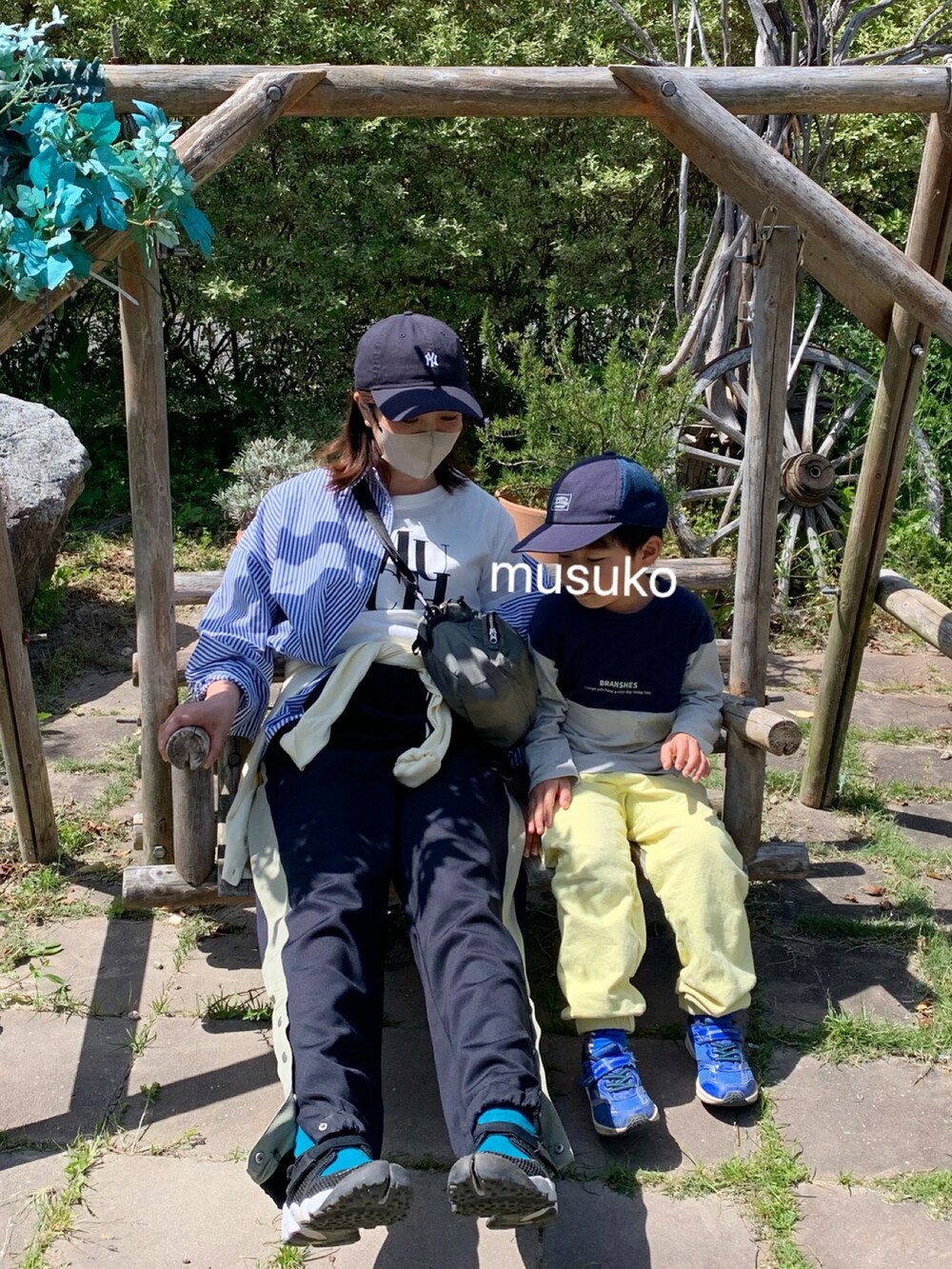 ブルー系のスウェットパンツ、ホワイト系のTシャツ/カットソー、ブルー系のシャツ/ブラウスを着用したレディースの春コーディネートの3枚目の写真