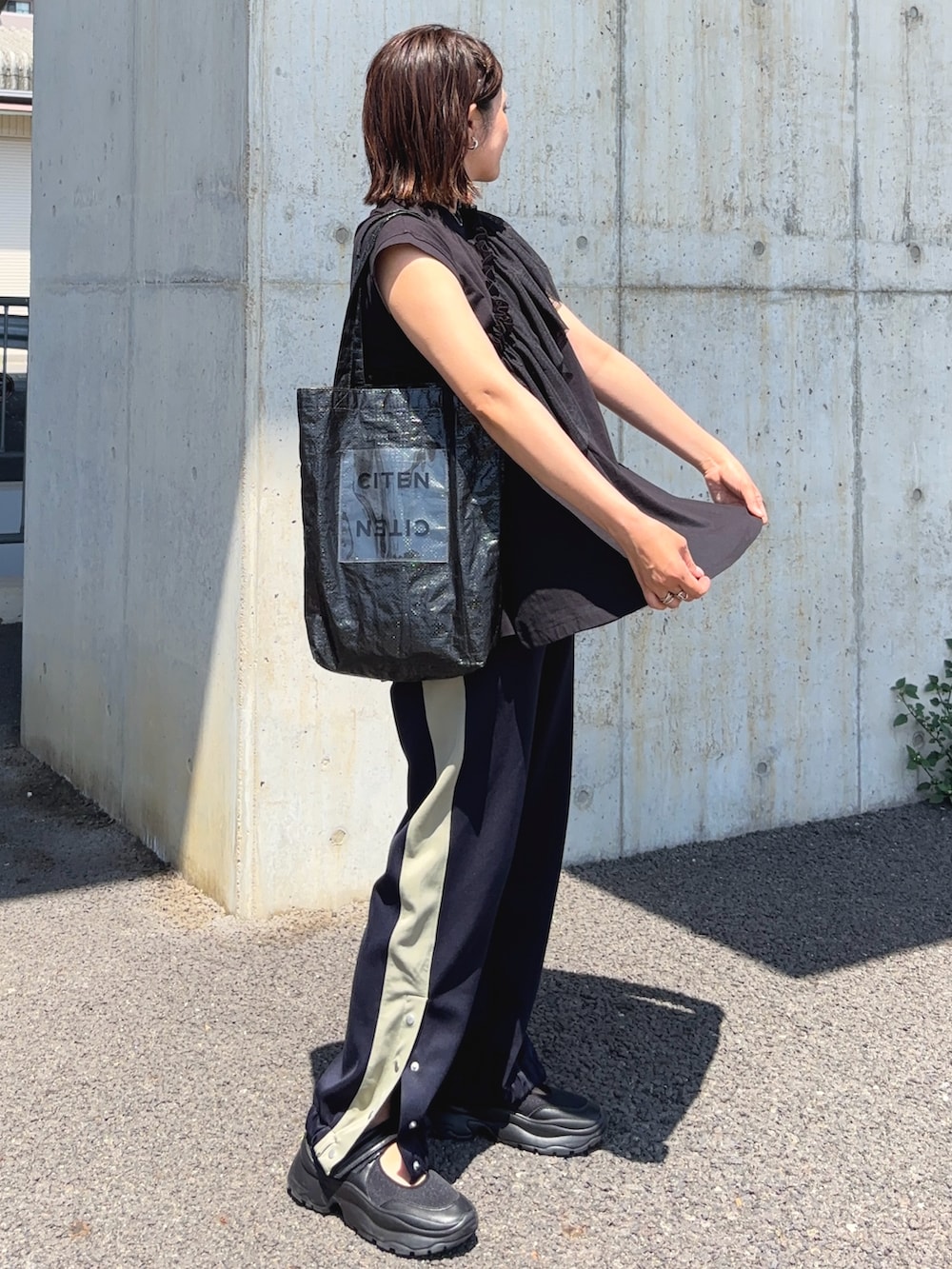 「reca、黒Tシャツ、フレンチスリーブ、接触冷感、マタニティ、マタニティコーデ、トラックパンツ、フリル、チュール、付け襟、ブラックコーデ、ショルダーバッグ、Aライン、ママコーデ、スポーツミックス」｜「recaの【接触冷感】フレンチスリーブフレアTシャツ（Tシャツ/カットソー、ブラック系）」を使った、𝙮𝙪𝙠𝙞さん（レディース・158cm）の春コーディネートの3枚目の写真
