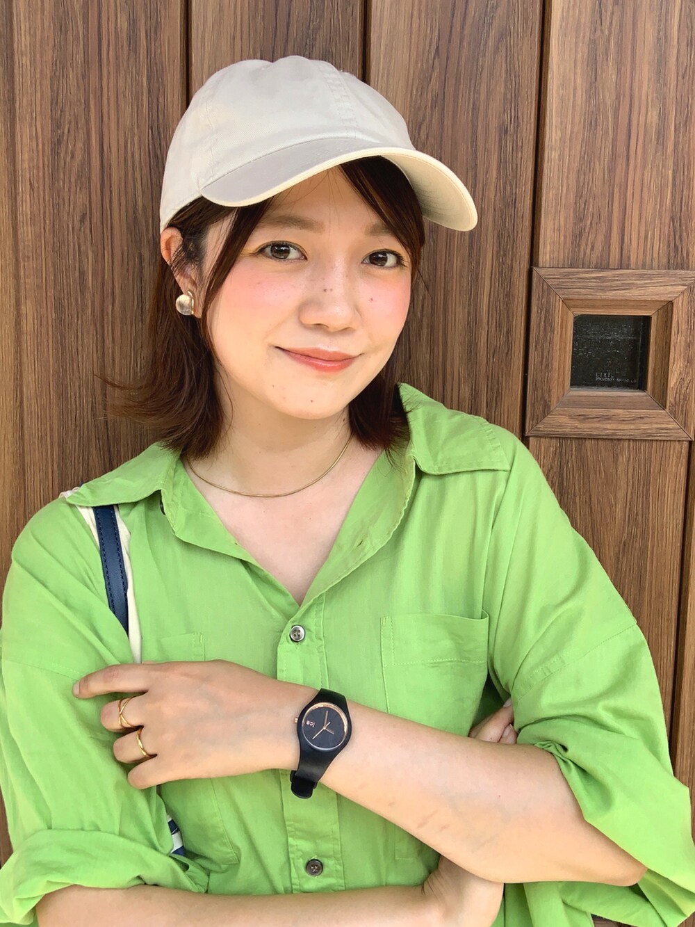 「今日のコスメと服、夏コーデ、ママコーデ、カラーコーデ、厚底シューズ、グルカサンダル、キャップ、シャツスタイル、シアーシャツ、シアートップス、インド綿、カーゴパンツ、ショルダーバッグ、グリーン」｜「ANGIEのインドボイルシアー半袖オーバーシャツ/無地/ストライプ（シャツ/ブラウス、グリーン系）」を使った、𝙮𝙪𝙠𝙞さん（レディース・158cm）の夏コーディネートの2枚目の写真