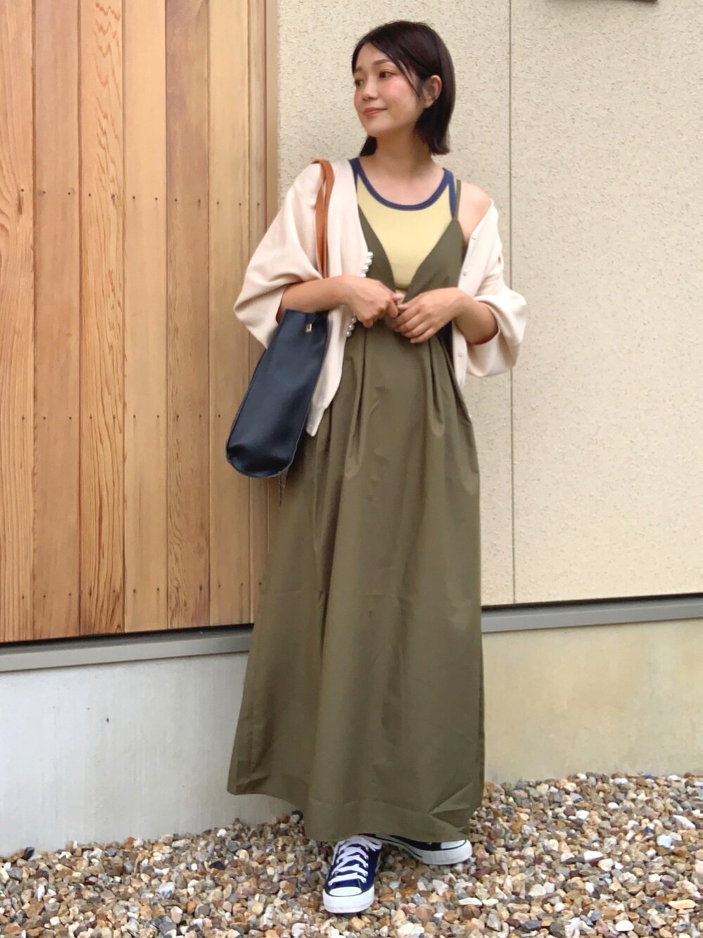 「秋服準備はじめました、今日のコスメと服、きれいめカジュアル、ママコーデ、レイヤードスタイル、カラー×コーデ、カーキ、イエロー、ワンピース、キャミワンピ、タンクトップ、カーディガン、ショルダーバッグ、スニーカー、converse」|「HER CLOSETの【shemoshelly】WEB限定バックリボンキャミワンピース(ワンピース、グリーン系)」を使った、𝙮𝙪𝙠𝙞さん(レディース・158cm)の秋コーディネートの2枚目の写真