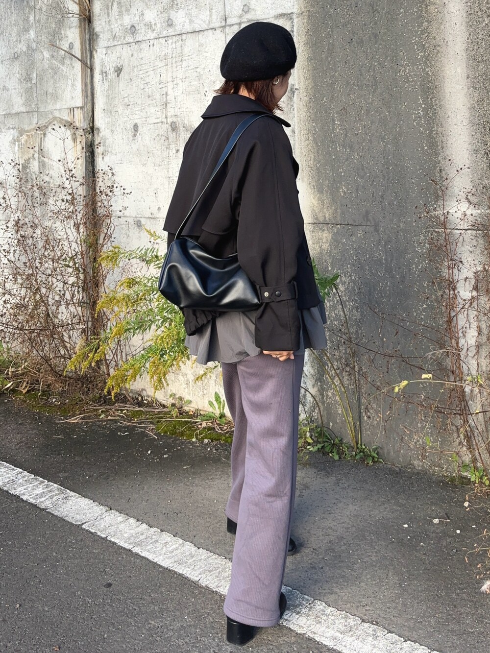 「reca、recaコーデ、裏起毛パンツ、リブパンツ、セミワイドパンツ、チャコールグレー、モノトーン、秋コーデ、トレンチコート、ショート丈アウター、休日スタイル、ベレー帽、ブーツ、ティアード」｜「recaの【美シルエット】ミンク風裏起毛セミワイドリブパンツ（その他パンツ、グレー系）」を使った、𝙮𝙪𝙠𝙞さん（レディース・158cm）の秋コーディネートの3枚目の写真