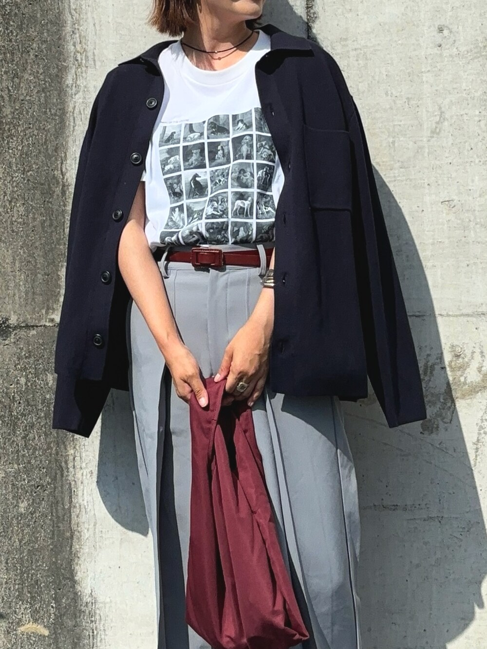 ブルー系のパンツ、ブルー系のカーディガン/ボレロ、ホワイト系のTシャツ/カットソーを着用したレディースの秋コーディネートの3枚目の写真