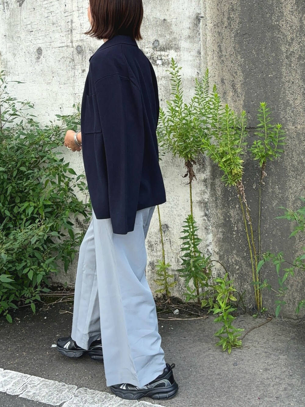 ブルー系のパンツ、ブルー系のカーディガン/ボレロ、ホワイト系のTシャツ/カットソーを着用したレディースの秋コーディネートの4枚目の写真