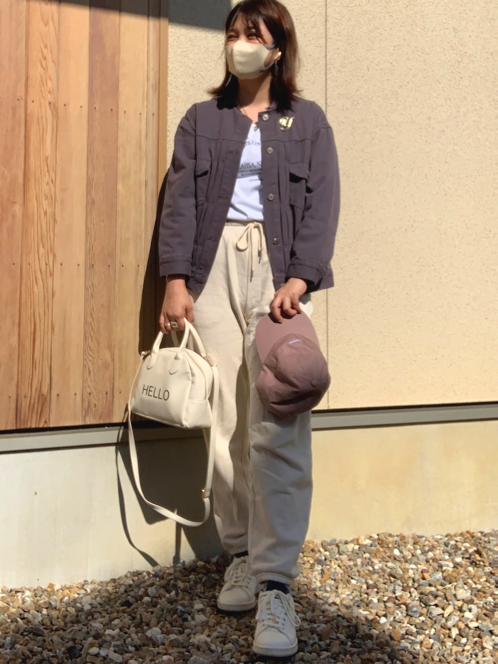 「春コーデ、ママコーデ、春服みてみて、帰省、デニムジャケット、スウェット、スウェットパンツ、キャップ、ピンク、白スニーカー、adidas、ロゴT、ショルダーバッグ、ホワイトコーデ、ブローチ」|「AMAILのPeaceful logo cap(キャップ、ピンク系)」を使った、𝙮𝙪𝙠𝙞さん(レディース・158cm)の春コーディネートの3枚目の写真