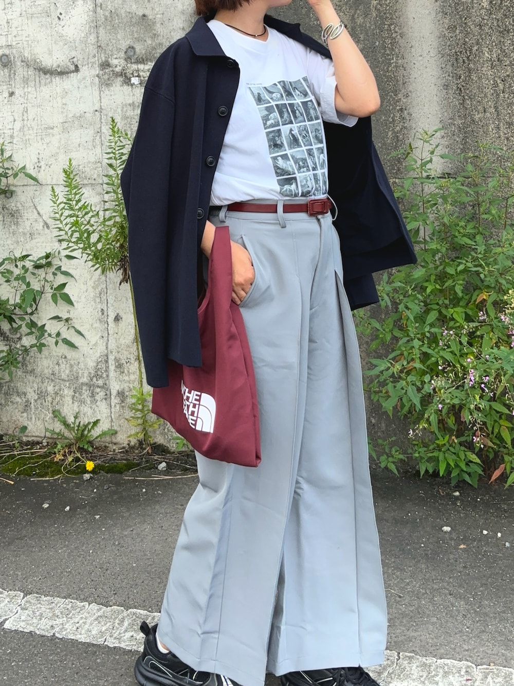 ブルー系のパンツ、ブルー系のカーディガン/ボレロ、ホワイト系のTシャツ/カットソーを着用したレディースの秋コーディネートの2枚目の写真