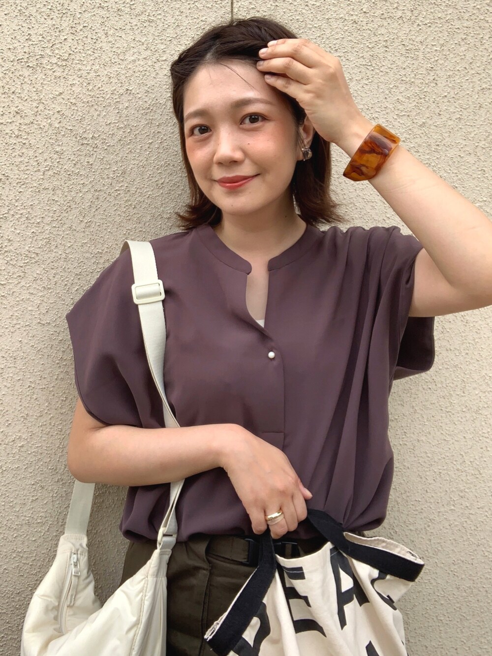 「夏のコスメと服、初夏コーデ、大人カジュアル、ママコーデ、シンプルコーデ、グルカサンダル、ショルダーバッグ、UNIQLO、トートバッグ、アースカラー、ブラウン、チノスカート、バングル、プチプラ」｜「OPAQUE.CLIPのウーリッシュドライストレッチ パールボタンスキッパーブラウス【WEB限定カラー・サイズ】（シャツ/ブラウス、ブラウン系）」を使った、𝙮𝙪𝙠𝙞さん（レディース・158cm）の春コーディネートの2枚目の写真