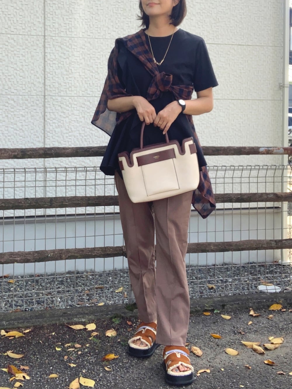 「初秋コーデ、休日スタイル、ママコーデ、きれいめカジュアル、シンプルコーデ、シャツスタイル、チェック、シアーシャツ、ボアサンダル、トートバッグ、ぺプラムトップス、フリル、ブラウン」｜「OPAQUE.CLIPのシルケットコットン フハク切替 フリルカットソー【WEB限定サイズ】（Tシャツ/カットソー、ブラック系）」を使った、𝙮𝙪𝙠𝙞さん（レディース・158cm）の秋コーディネートの3枚目の写真