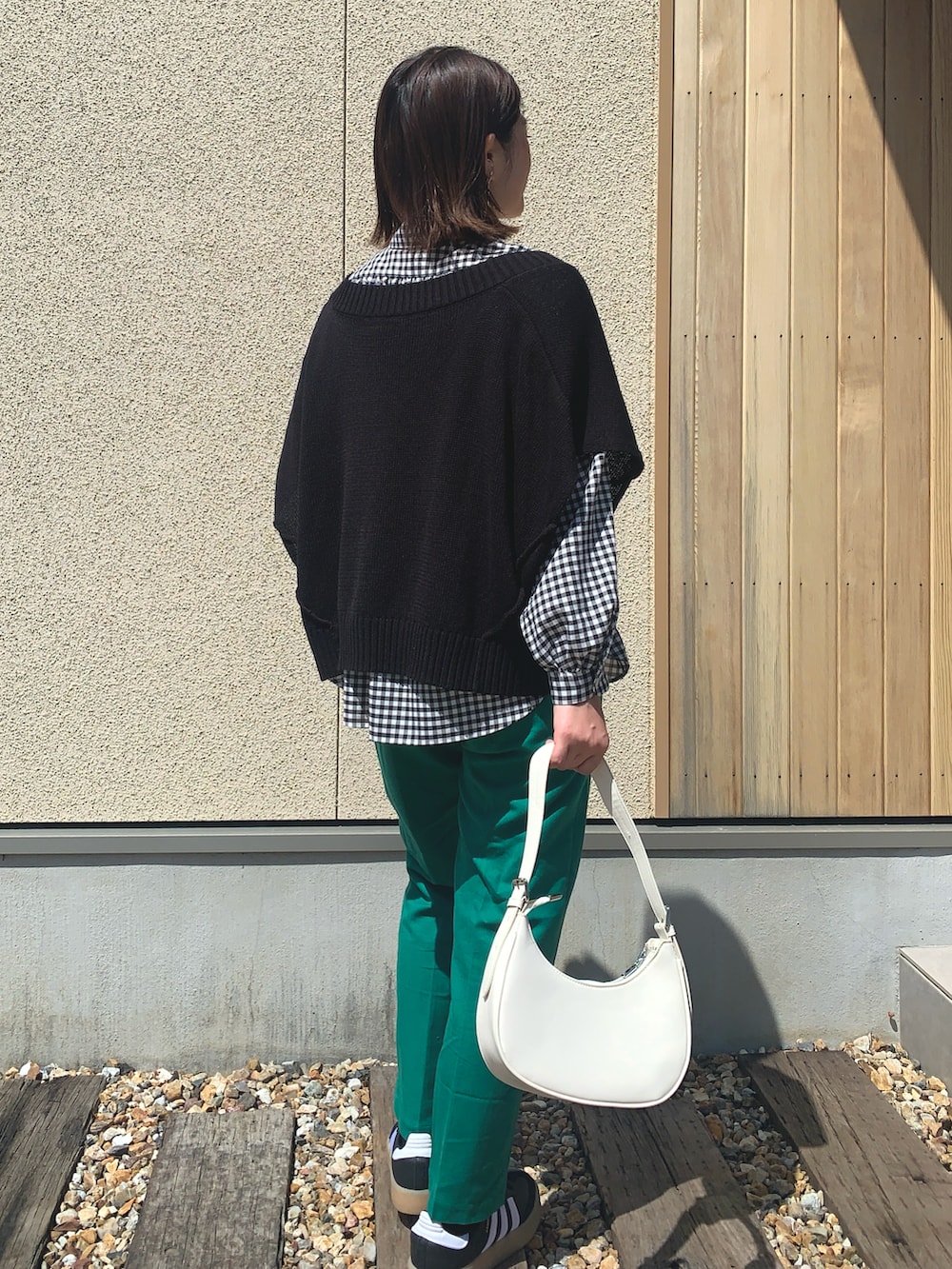 「ママコーデ、レイヤードスタイル、大人カジュアル、ベスト、ギンガムチェック、チェック、チェックシャツ、UNIQLO、ブラウス、カラーパンツ、グリーン、ハーフムーンバック、ワンハンドルバッグ、adidas、スニーカー」|「UNIQLOのボリュームチェックブラウス【ブラック】(シャツ/ブラウス、ブラック系)」を使った、𝙮𝙪𝙠𝙞さん(レディース・158cm)の春コーディネートの2枚目の写真