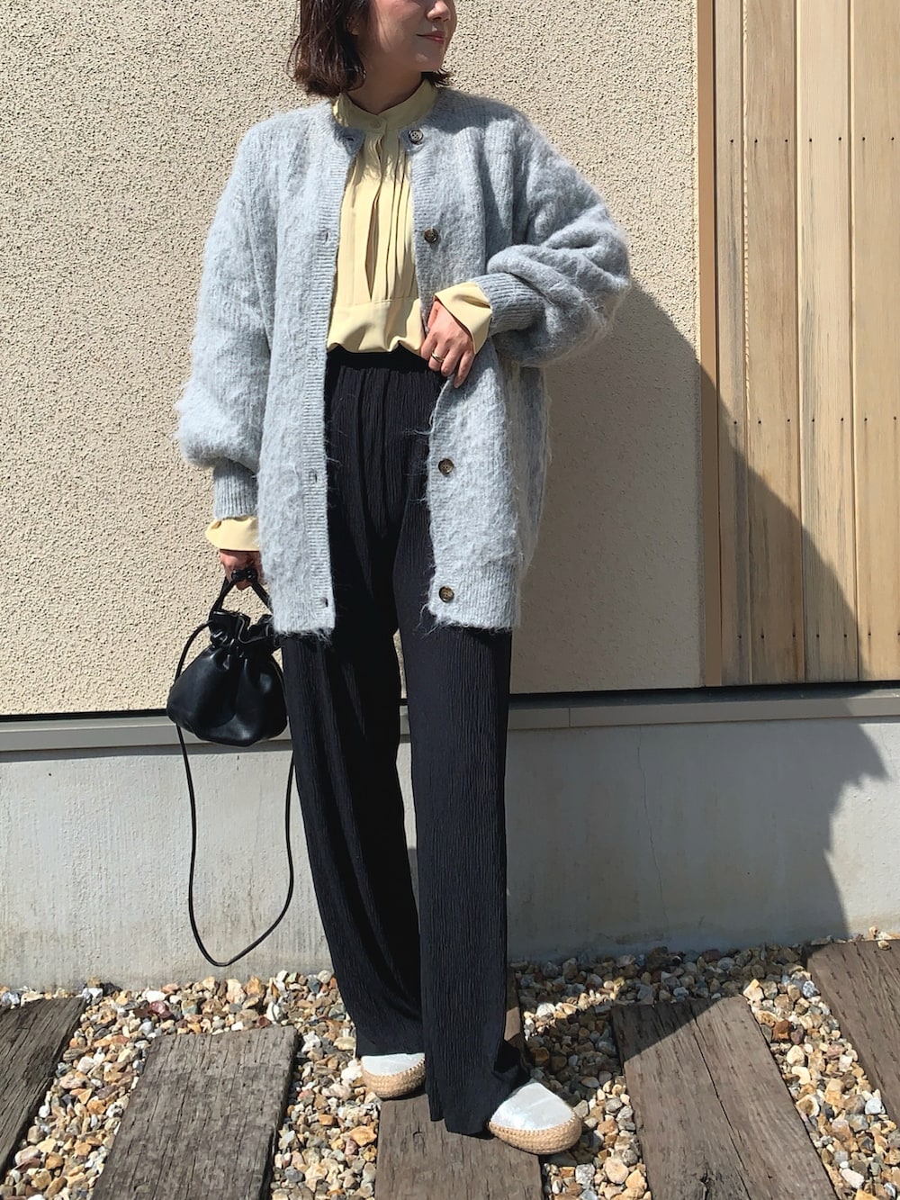 「春のおしゃ見えテクニック、春服みてみて、PR、each、リラックスパンツ、セルフカット、着回しコーデ、ママコーデ、シャツスタイル、カーディガン、シャギーニット、巾着バッグ、スリッポン、春色」|「eachのセルフカット無地&アソート柄リラックスパンツ(その他パンツ、ブラック系)」を使った、𝙮𝙪𝙠𝙞さん(レディース・158cm)の春コーディネートの2枚目の写真