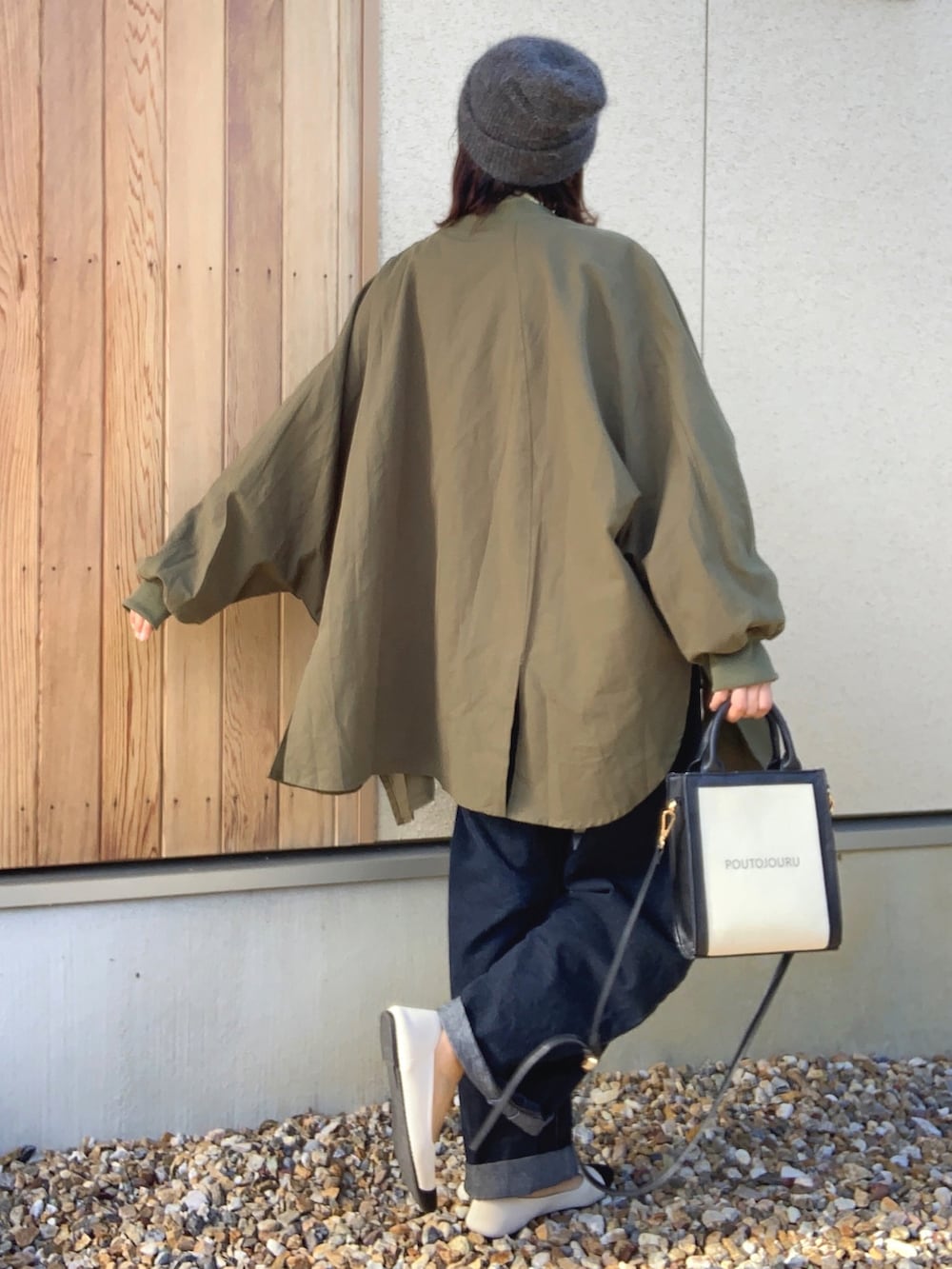 ブルー系のデニムパンツ、イエロー系のシャツ/ブラウス、ホワイト系のトートバッグを着用したレディースの秋コーディネートの3枚目の写真