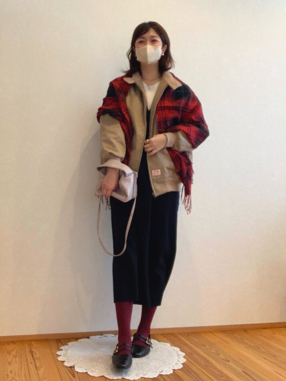 「大人カジュアル、きれいめカジュアル、大人ガーリー、ママコーデ、マフラー、UNIQLO、チェック、赤、ジャンパースカート、ブルゾン、くすみピンク、レトロ」｜「Javaの《JaVa ジャバコラボ》80年代リバイバル。綿100％、中綿スイングトップブルゾン（ブルゾン、ベージュ系）」を使った、𝙮𝙪𝙠𝙞さん（レディース・158cm）の冬コーディネートの3枚目の写真