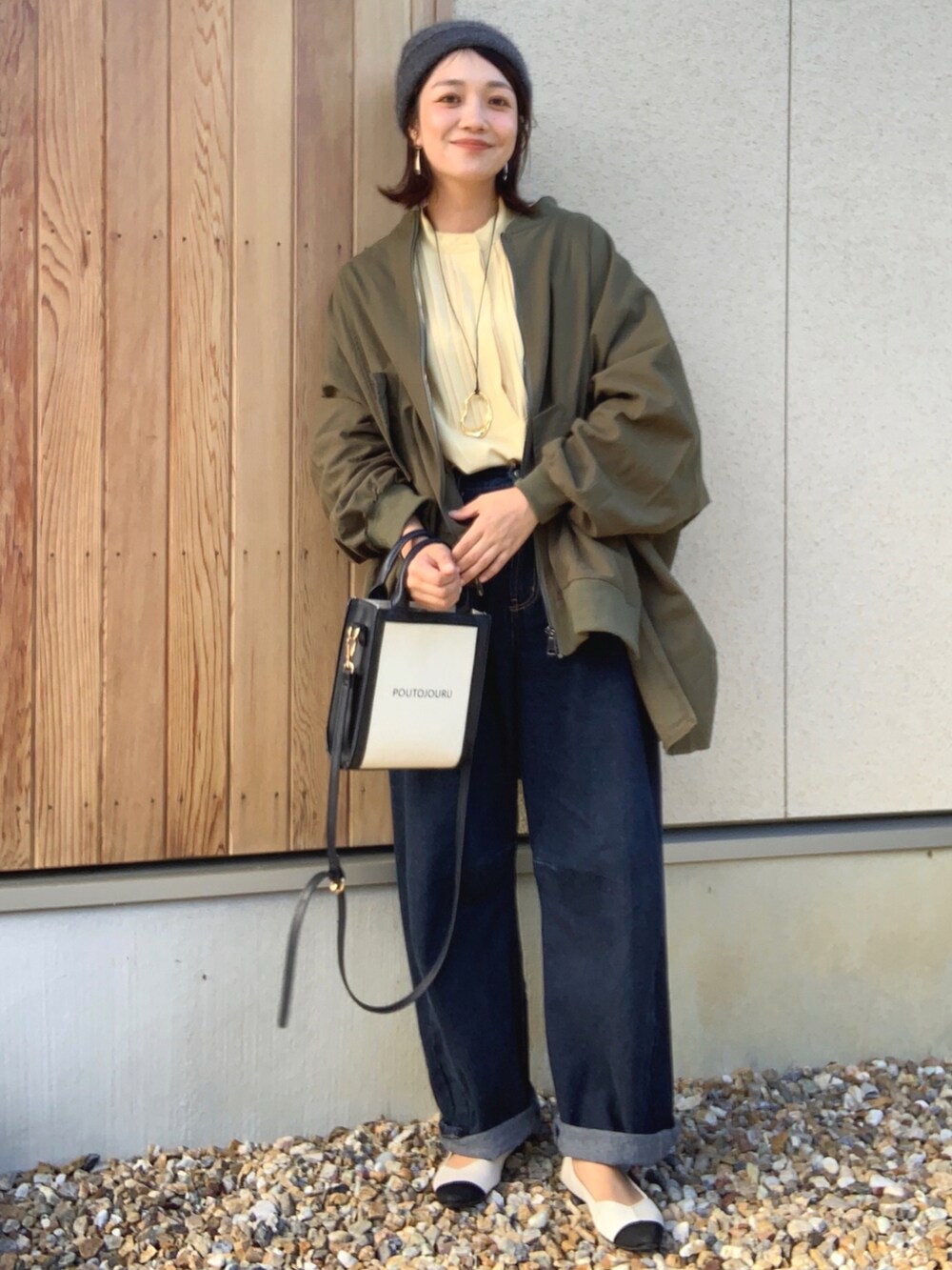 ブルー系のデニムパンツ、イエロー系のシャツ/ブラウス、ホワイト系のトートバッグを着用したレディースの秋コーディネートの2枚目の写真