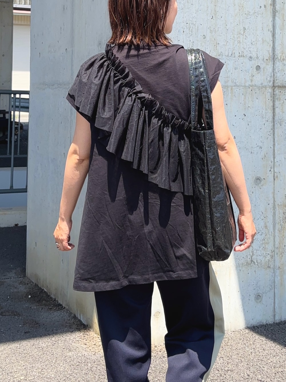 「reca、黒Tシャツ、フレンチスリーブ、接触冷感、マタニティ、マタニティコーデ、トラックパンツ、フリル、チュール、付け襟、ブラックコーデ、ショルダーバッグ、Aライン、ママコーデ、スポーツミックス」｜「recaの【接触冷感】フレンチスリーブフレアTシャツ（Tシャツ/カットソー、ブラック系）」を使った、𝙮𝙪𝙠𝙞さん（レディース・158cm）の春コーディネートの5枚目の写真