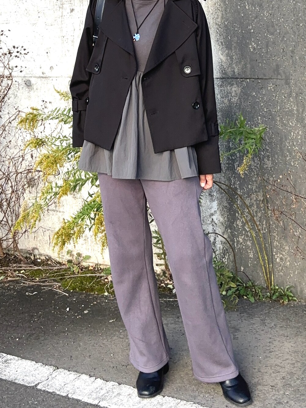 「reca、recaコーデ、裏起毛パンツ、リブパンツ、セミワイドパンツ、チャコールグレー、モノトーン、秋コーデ、トレンチコート、ショート丈アウター、休日スタイル、ベレー帽、ブーツ、ティアード」｜「recaの【美シルエット】ミンク風裏起毛セミワイドリブパンツ（その他パンツ、グレー系）」を使った、𝙮𝙪𝙠𝙞さん（レディース・158cm）の秋コーディネートの2枚目の写真