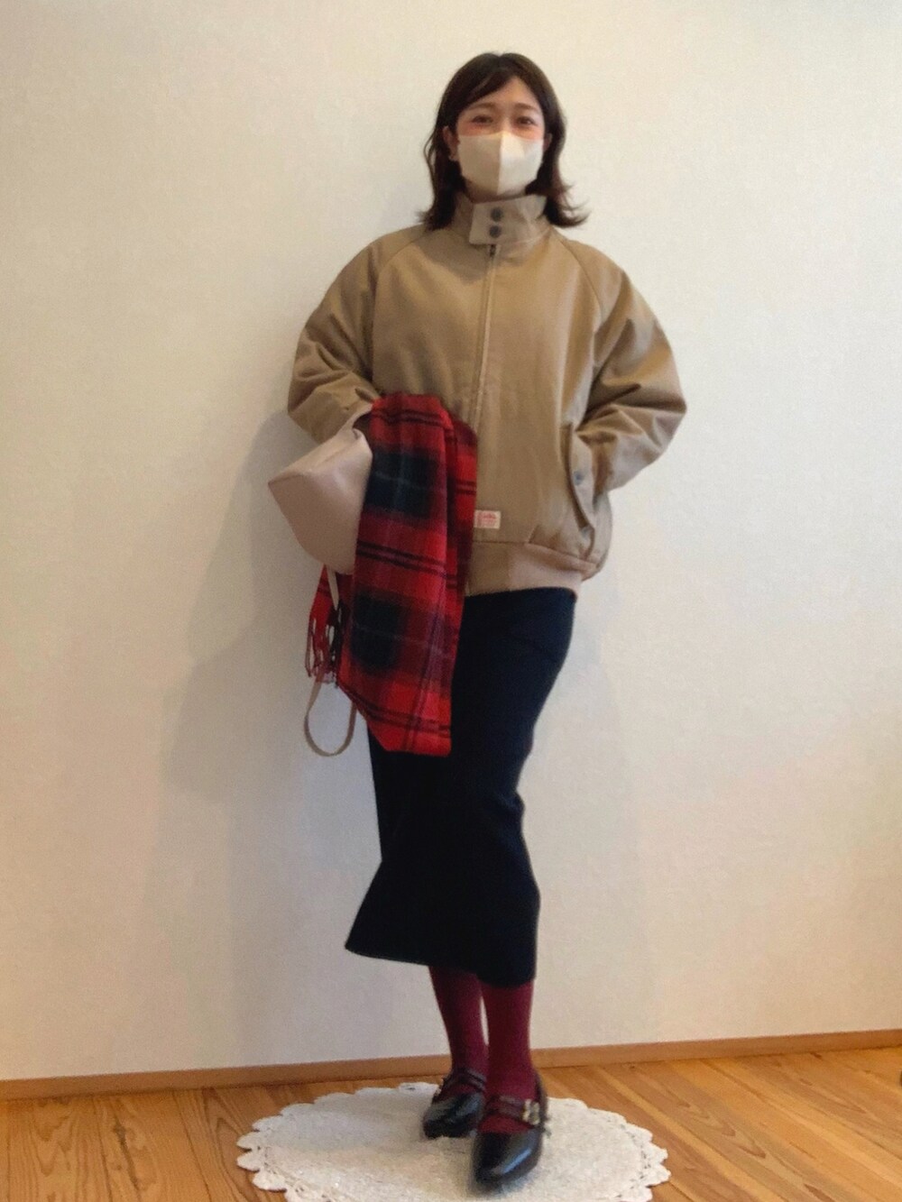 「大人カジュアル、きれいめカジュアル、大人ガーリー、ママコーデ、マフラー、UNIQLO、チェック、赤、ジャンパースカート、ブルゾン、くすみピンク、レトロ」｜「Javaの《JaVa ジャバコラボ》80年代リバイバル。綿100％、中綿スイングトップブルゾン（ブルゾン、ベージュ系）」を使った、𝙮𝙪𝙠𝙞さん（レディース・158cm）の冬コーディネートの4枚目の写真