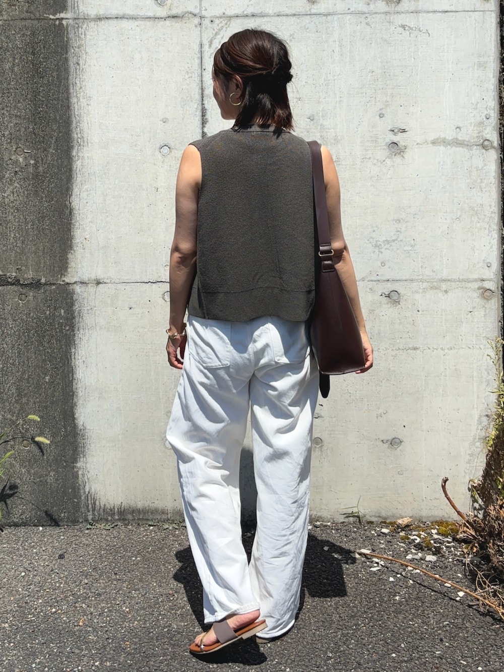 「アツいコーデ全部見せ、秋カラー、GU、UNIQLO、ダブルジップ、ベスト、ノースリーブニット、デニム、タンクトップ、アメリカンスリーブ、サンダル、ショルダーバッグ」｜「UNIQLOのホワイト,Mサイズ（タンクトップ、ホワイト系）」を使った、𝙮𝙪𝙠𝙞さん（レディース・158cm）の夏コーディネートの2枚目の写真