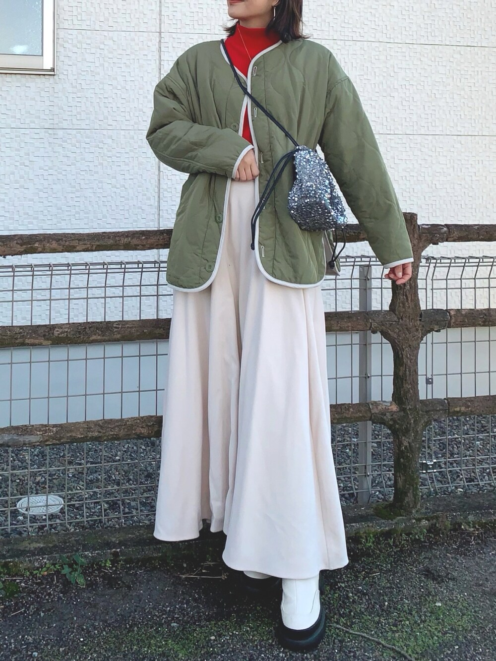 「クリスマスに着たい服、ホワイトコーデ、淡色コーデ、きれいめコーデ、ママコーデ、PR、DoulaDoula、Girly Doll、赤ニット、赤、キルティング、リバーシブル、ブーツ、ショルダーバッグ、スパンコール」｜「ap retroのスパンコール巾着バッグ（ショルダーバッグ、シルバー系）」を使った、𝙮𝙪𝙠𝙞さん（レディース・158cm）の冬コーディネートの4枚目の写真