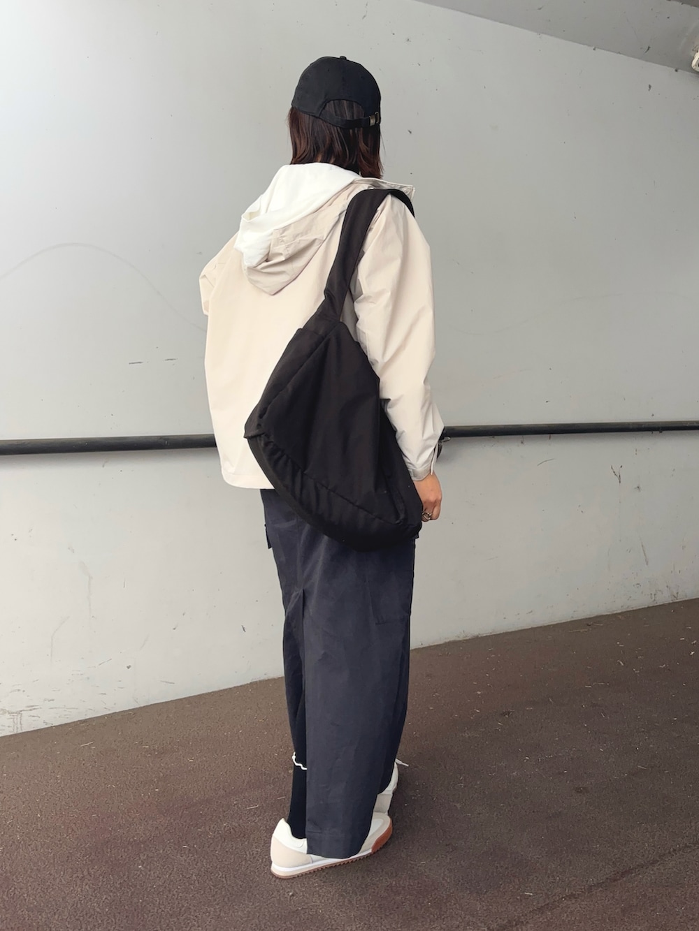 「春めき満開コーデ、春コーデ、春アウター、ウィンドブレーカー、春ニット、ナロースカート、スニーカー、UNIQLO、キャップ、ショルダーバッグ」｜「OPAQUE.CLIPのNewhattan コットンツイルキャップ（キャップ、ブラック系）」を使った、𝙮𝙪𝙠𝙞さん（レディース・158cm）の春コーディネートの2枚目の写真