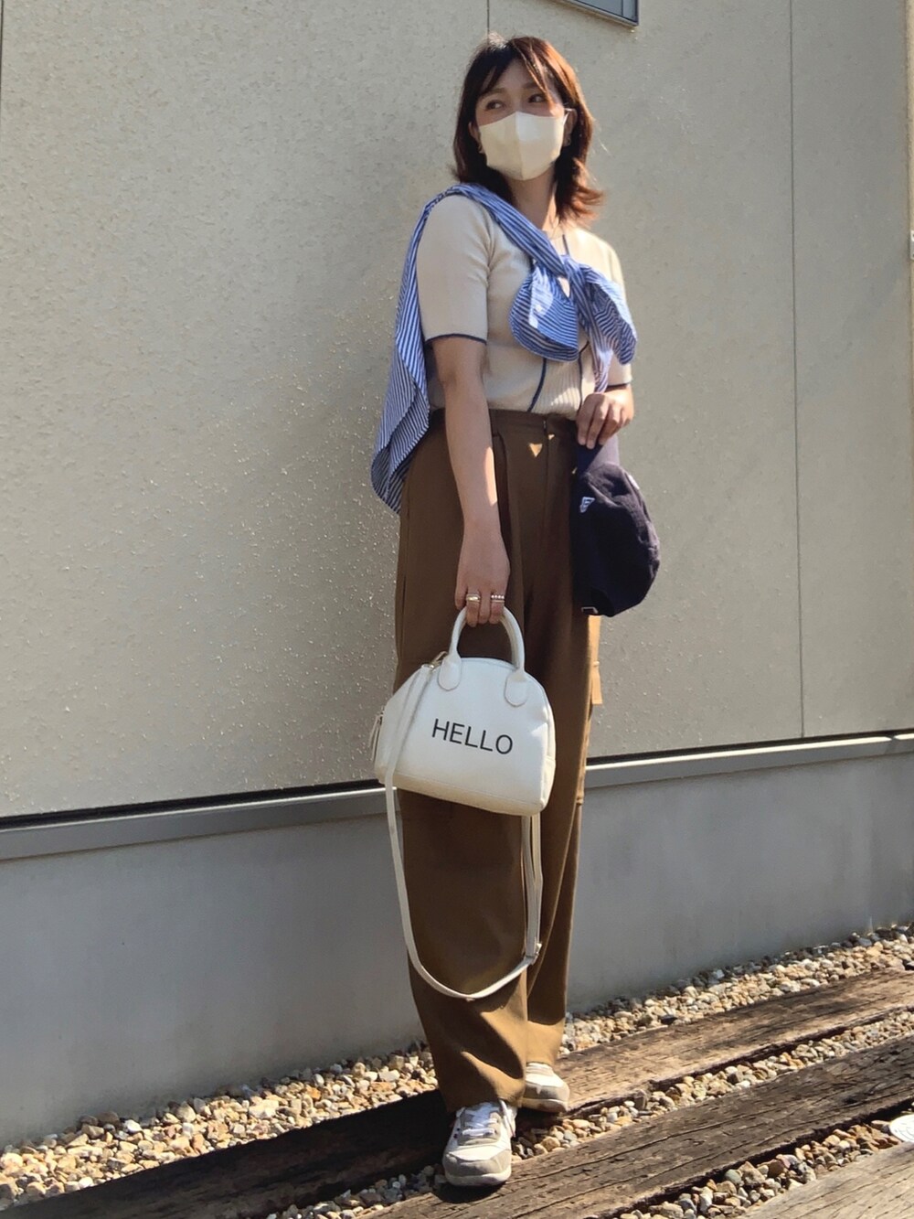 「春コーデ、ママコーデ、大人カジュアル、レイヤードスタイル、シャツスタイル、ストライプシャツ、ブルー、キャップ、カーゴパンツ、白スニーカー、ショルダーバッグ、ボストンバッグ」|「GeeRAの衿付ストライプカラーシャツ(シャツ/ブラウス、ブルー系)」を使った、𝙮𝙪𝙠𝙞さん(レディース・158cm)の春コーディネートの4枚目の写真
