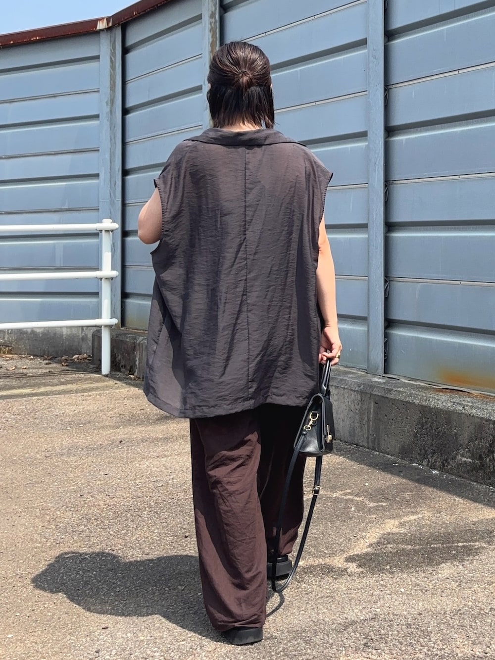 「夏ルックで気分アップ、UNIQLO、ノースリーブ、厚底シューズ、シアーベスト、ママコーデ、ブラウンパンツ、リネンパンツ、イージーパンツ、キャミソール、ブラトップ、ミニバッグ」｜「UNIQLOのBLACK,Mサイズ（キャミソール、ブラック系）」を使った、𝙮𝙪𝙠𝙞さん（レディース・158cm）の夏コーディネートの2枚目の写真
