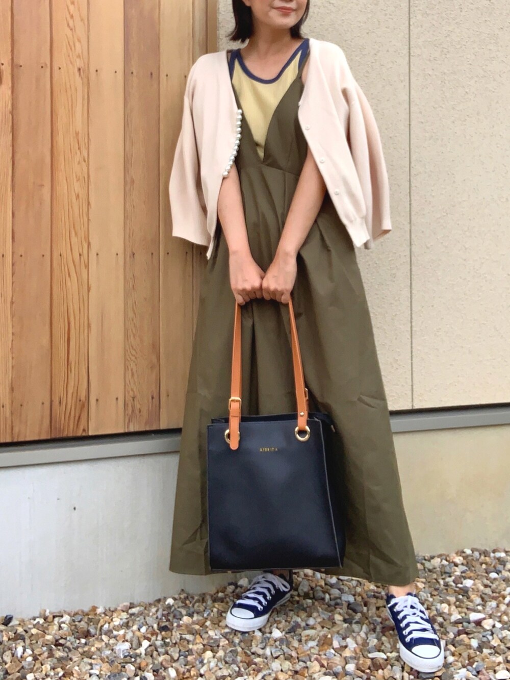 「秋服準備はじめました、今日のコスメと服、きれいめカジュアル、ママコーデ、レイヤードスタイル、カラー×コーデ、カーキ、イエロー、ワンピース、キャミワンピ、タンクトップ、カーディガン、ショルダーバッグ、スニーカー、converse」|「HER CLOSETの【shemoshelly】WEB限定バックリボンキャミワンピース(ワンピース、グリーン系)」を使った、𝙮𝙪𝙠𝙞さん(レディース・158cm)の秋コーディネートの4枚目の写真
