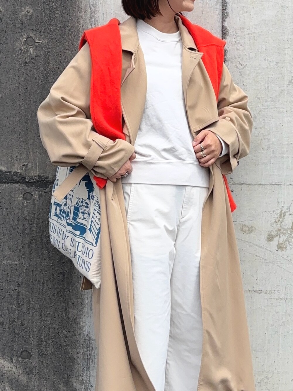 「春めき満開コーデ、トレンチコート、春アウター、春色、差し色コーデ、スウェット、ホワイトコーデ、UNIQLO、バレルパンツ、トートバッグ、ママコーデ」｜「UNIQLOの01 オフホワイト,Mサイズ（スウェット、ホワイト系）」を使った、𝙮𝙪𝙠𝙞さん（レディース・158cm）の春コーディネートの2枚目の写真