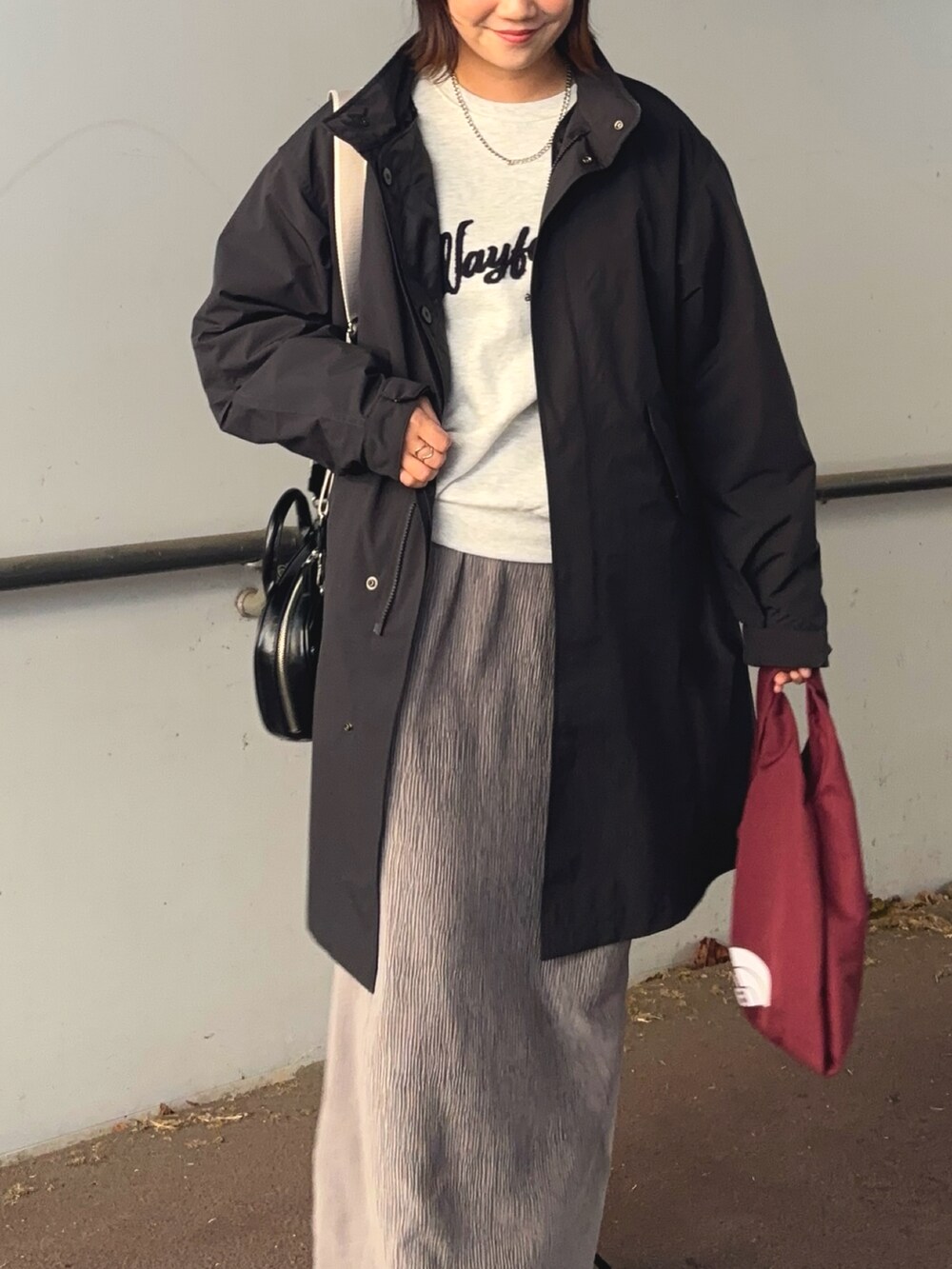 「休日スタイル、モノトーン、シンプルコーデ、差し色(赤)、ボストンバッグ、ショルダーバッグ、UNIQLO、ママコーデ、スタイルアップ、ショッピング」｜「UNIQLOのMEN'S,Sサイズ,09 BLACK（ジャケット/アウター、ブラック系）」を使った、𝙮𝙪𝙠𝙞さん（レディース・158cm）の冬コーディネートの3枚目の写真