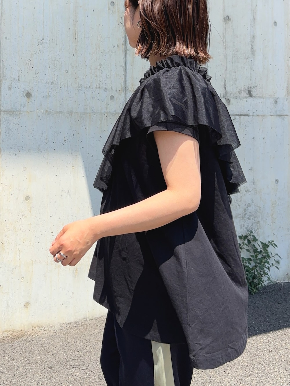 「reca、黒Tシャツ、フレンチスリーブ、接触冷感、マタニティ、マタニティコーデ、トラックパンツ、フリル、チュール、付け襟、ブラックコーデ、ショルダーバッグ、Aライン、ママコーデ、スポーツミックス」｜「recaの【接触冷感】フレンチスリーブフレアTシャツ（Tシャツ/カットソー、ブラック系）」を使った、𝙮𝙪𝙠𝙞さん（レディース・158cm）の春コーディネートの2枚目の写真
