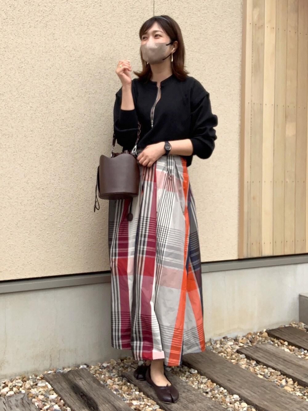 「大人ガーリー、きれいめカジュアル、ママコーデ、バレエシューズ、足袋バレエ、チェックスカート、ハーフジップ、カチューシャ、ハンドバッグ」|「tiptopのハーフジッププルオーバー×ワンピースSET(ワンピース、ブラック系)」を使った、𝙮𝙪𝙠𝙞さん(レディース・158cm)の春コーディネートの3枚目の写真
