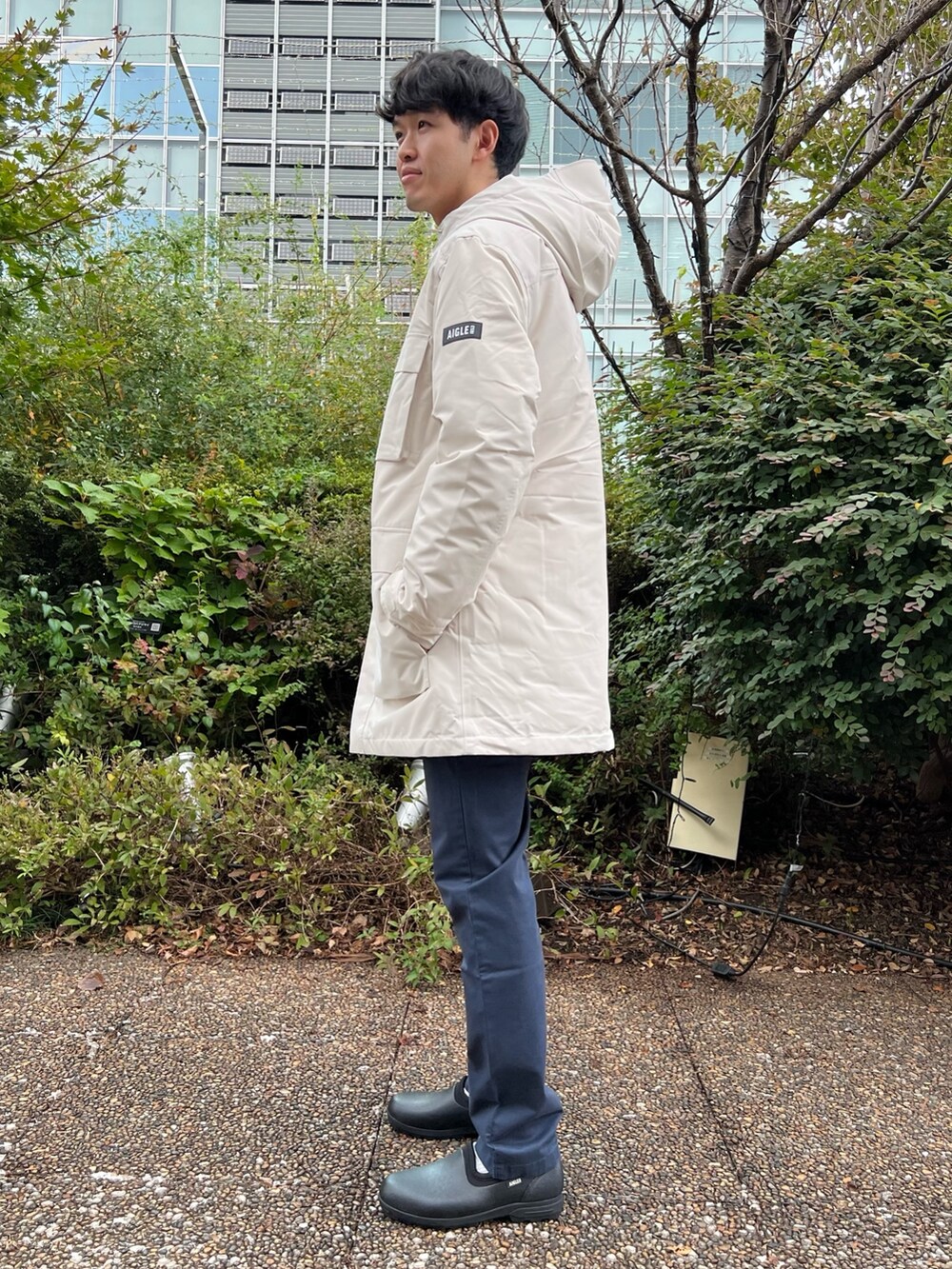 「シンプルコーデ、カジュアルコーデ、大人カジュアル」｜「AIGLEの透湿防水 インサレーションフーデッドロングジャケット（ダウンジャケット/コート、ホワイト系）」を使った、KOKIさん（メンズ・181cm）の冬コーディネートの2枚目の写真