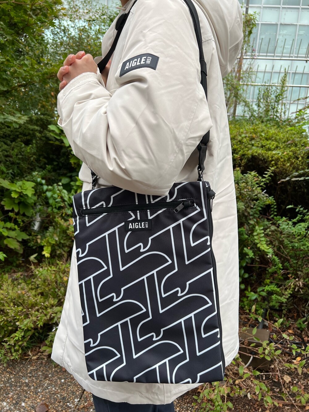 「シンプルコーデ、カジュアルコーデ、大人カジュアル」｜「AIGLEの透湿防水 インサレーションフーデッドロングジャケット（ダウンジャケット/コート、ホワイト系）」を使った、KOKIさん（メンズ・181cm）の冬コーディネートの3枚目の写真