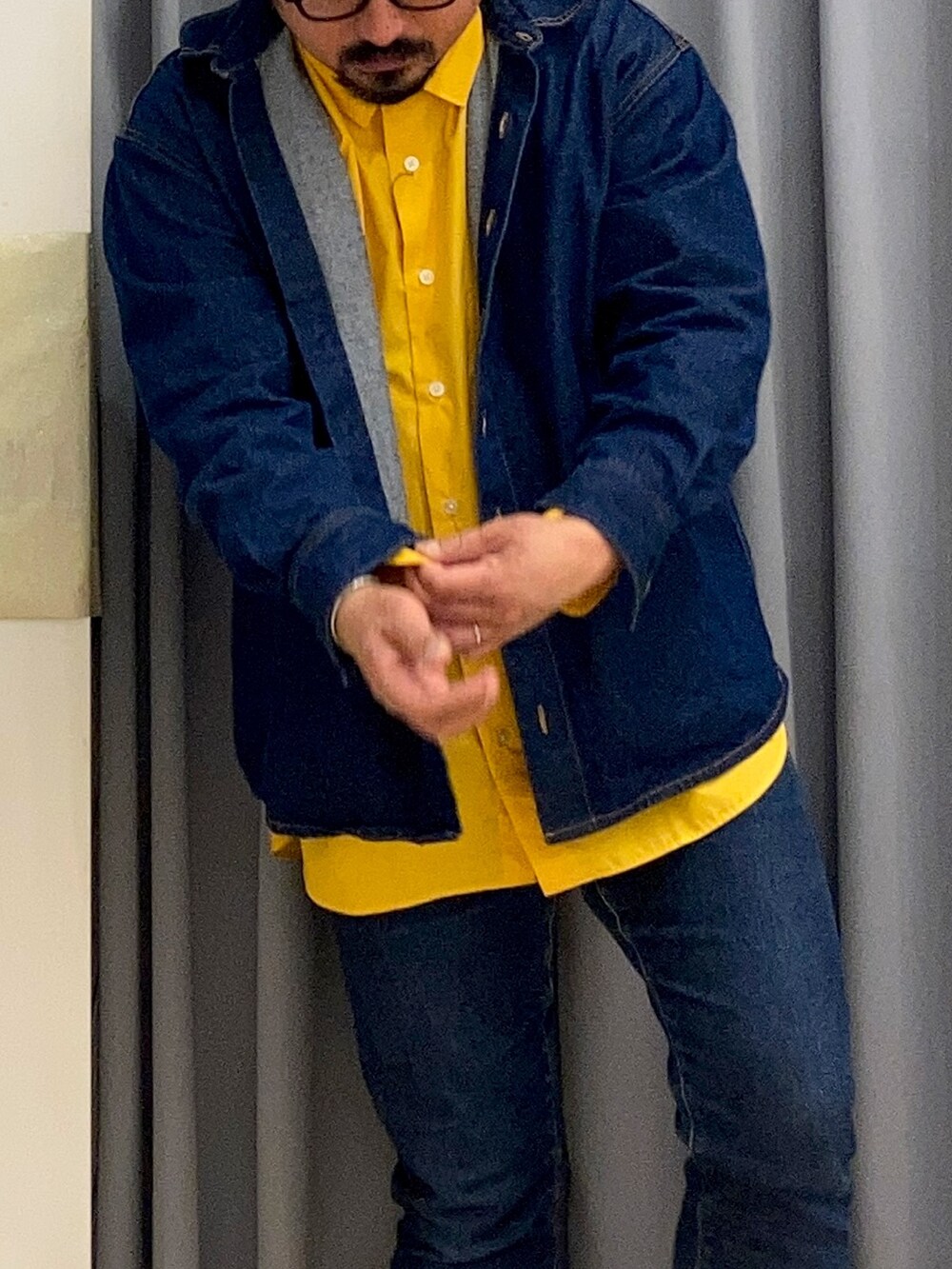 ブルー系のシャツ/ブラウス、イエロー系のシャツ/ブラウス、ブルー系のデニムパンツを着用したメンズの秋コーディネートの2枚目の写真