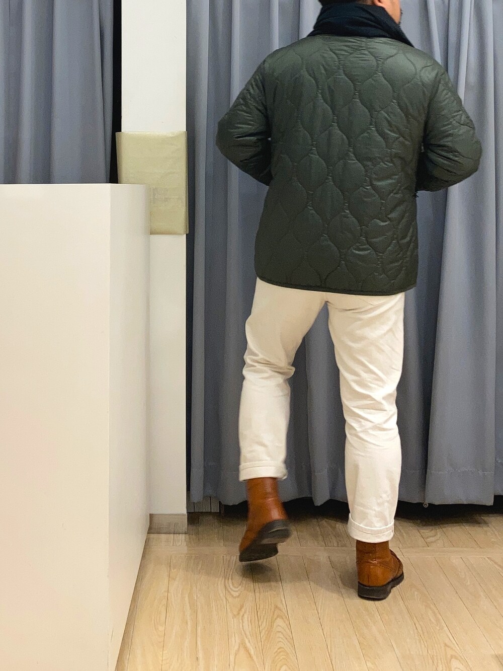 グリーン系のミリタリージャケット、ブラック系のストール/ショールを着用したメンズの冬コーディネートの3枚目の写真