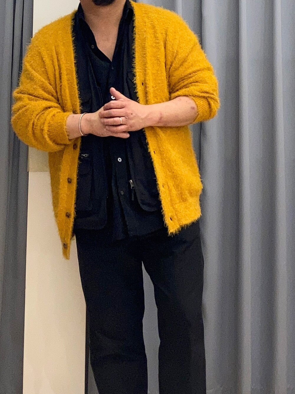 ブラック系のシャツ/ブラウス、イエロー系のカーディガン/ボレロ、ブラック系のスニーカーを着用したメンズの冬コーディネートの2枚目の写真