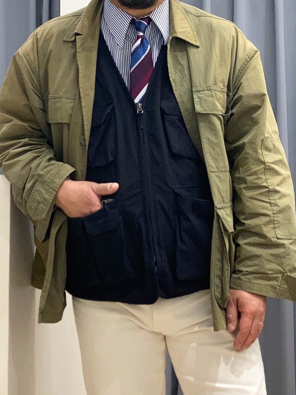 その他のネクタイを着用したメンズの冬コーディネートの2枚目の写真