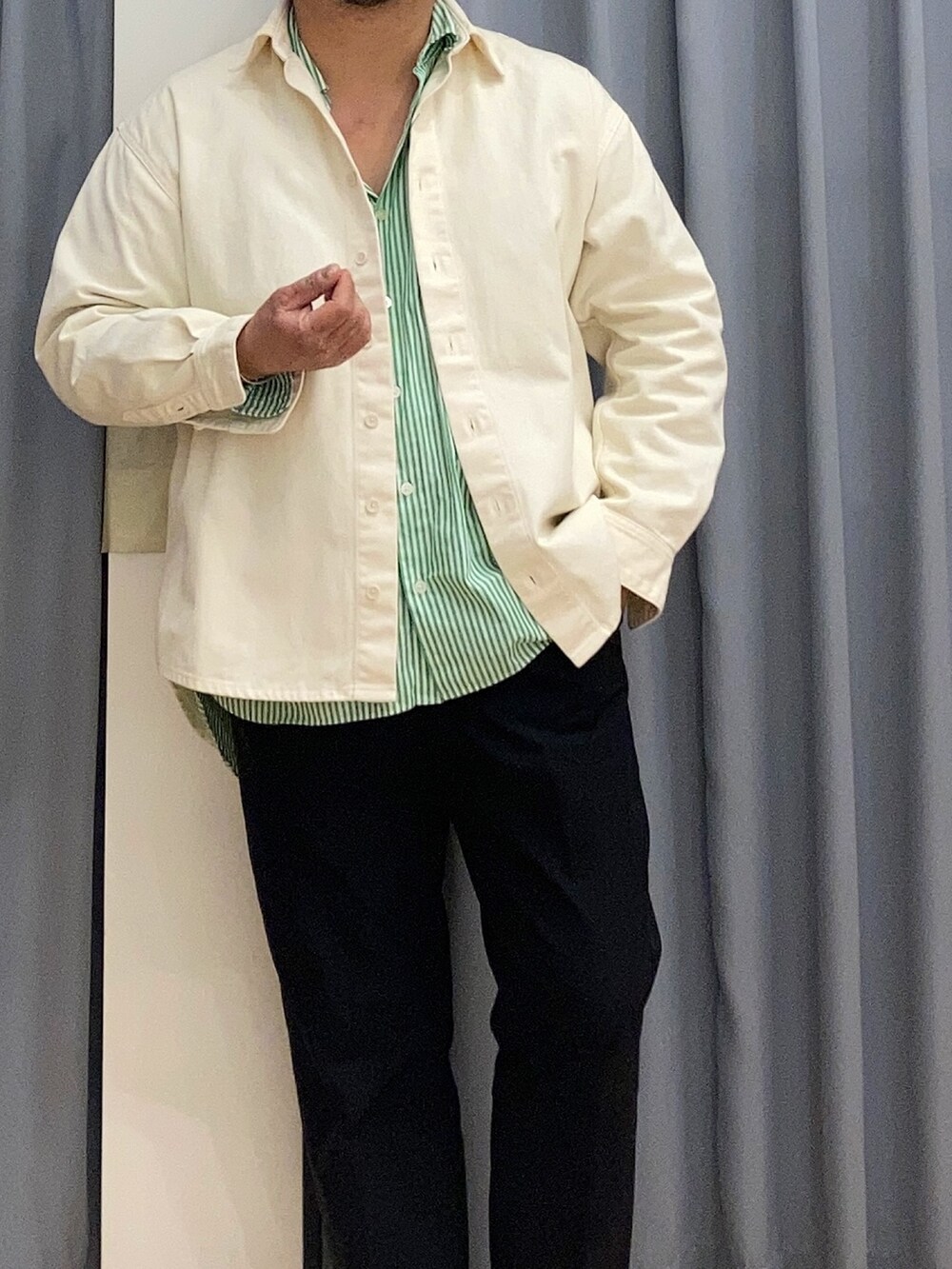 グリーン系のシャツ/ブラウス、ブラック系のパンツ、グレー系のスニーカーを着用したメンズの秋コーディネートの2枚目の写真