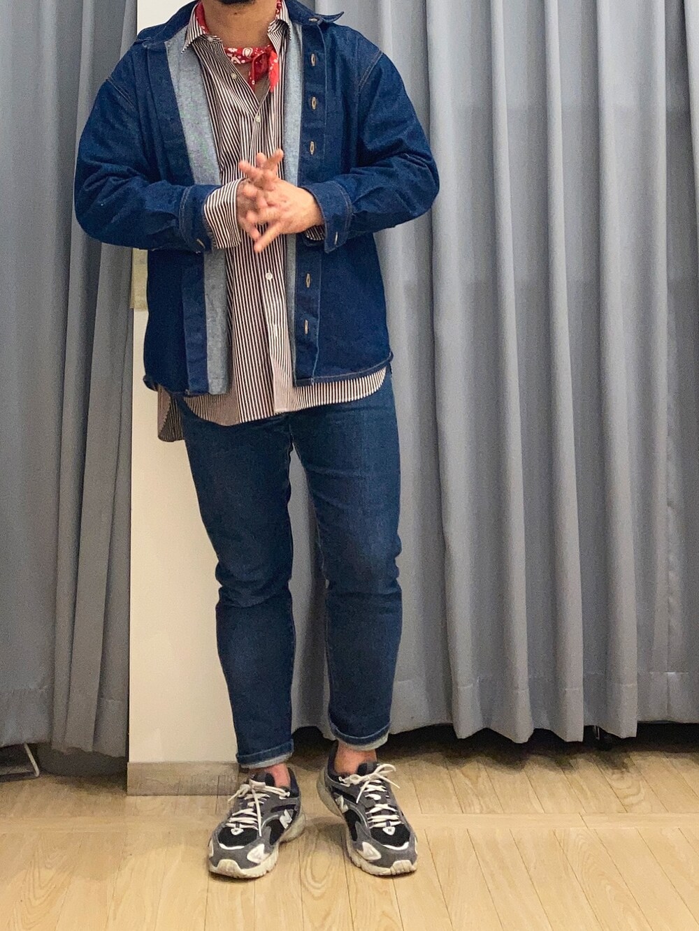 ブラウン系のシャツ/ブラウス、ブルー系のシャツ/ブラウス、ブルー系のデニムパンツを着用したメンズの秋コーディネートの3枚目の写真