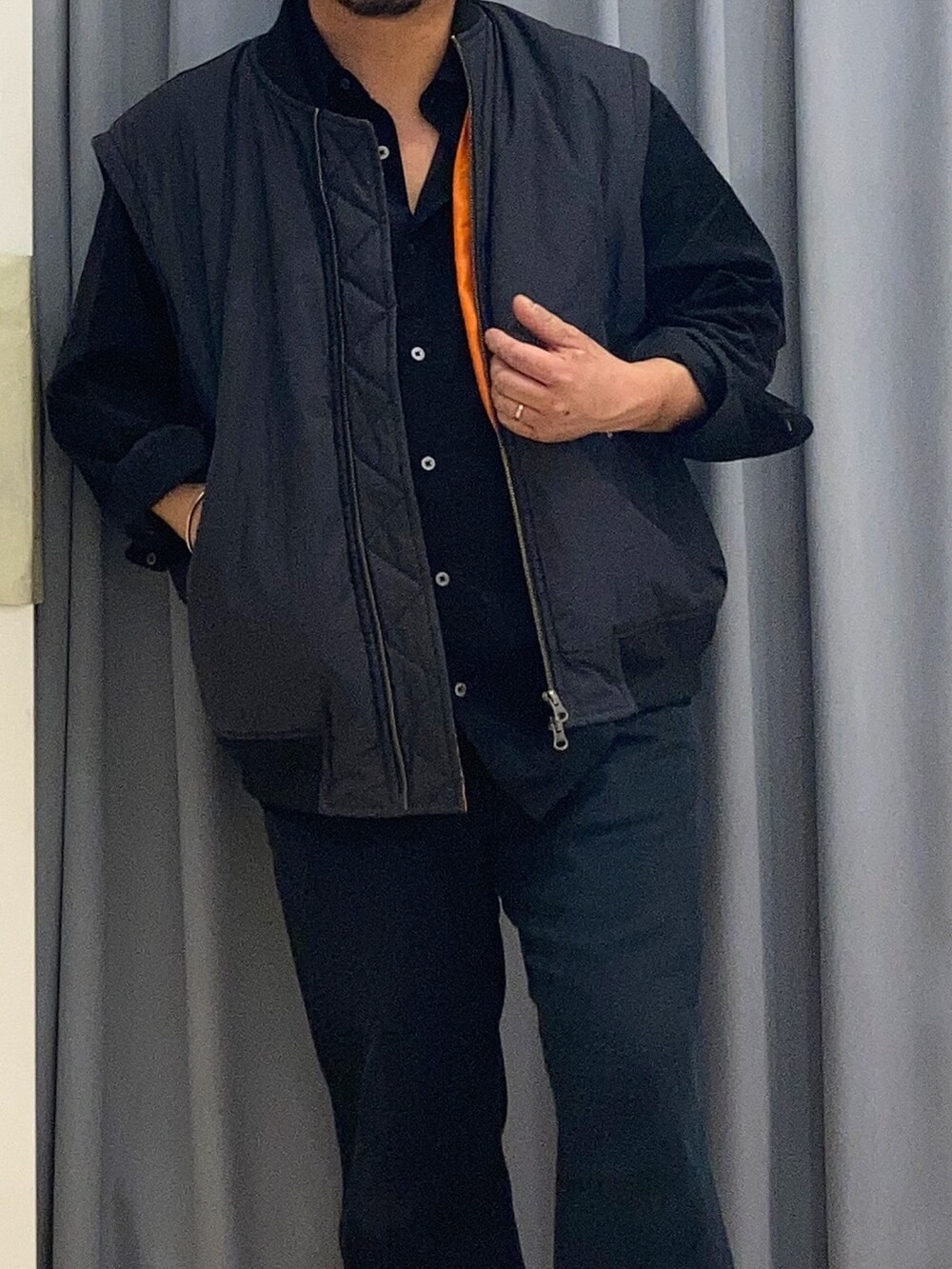 ブラック系のシャツ/ブラウス、ブラック系のMA-1、グレー系のスニーカーを着用したメンズの秋コーディネートの2枚目の写真