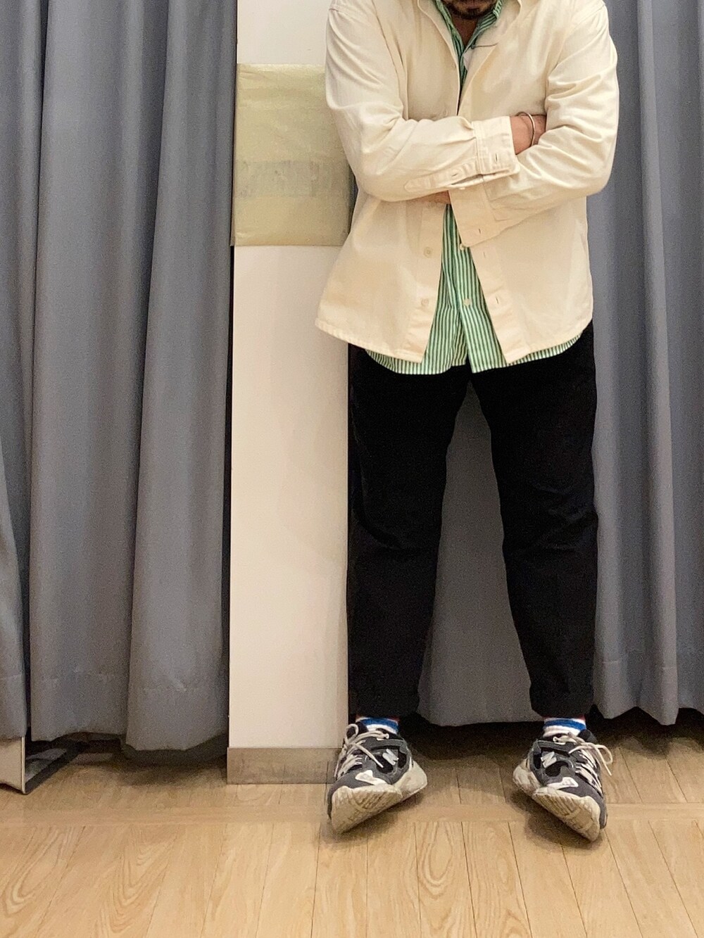 グリーン系のシャツ/ブラウス、ブラック系のパンツ、グレー系のスニーカーを着用したメンズの秋コーディネートの3枚目の写真