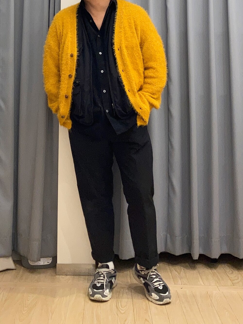 ブラック系のシャツ/ブラウス、イエロー系のカーディガン/ボレロ、ブラック系のスニーカーを着用したメンズの冬コーディネートの3枚目の写真