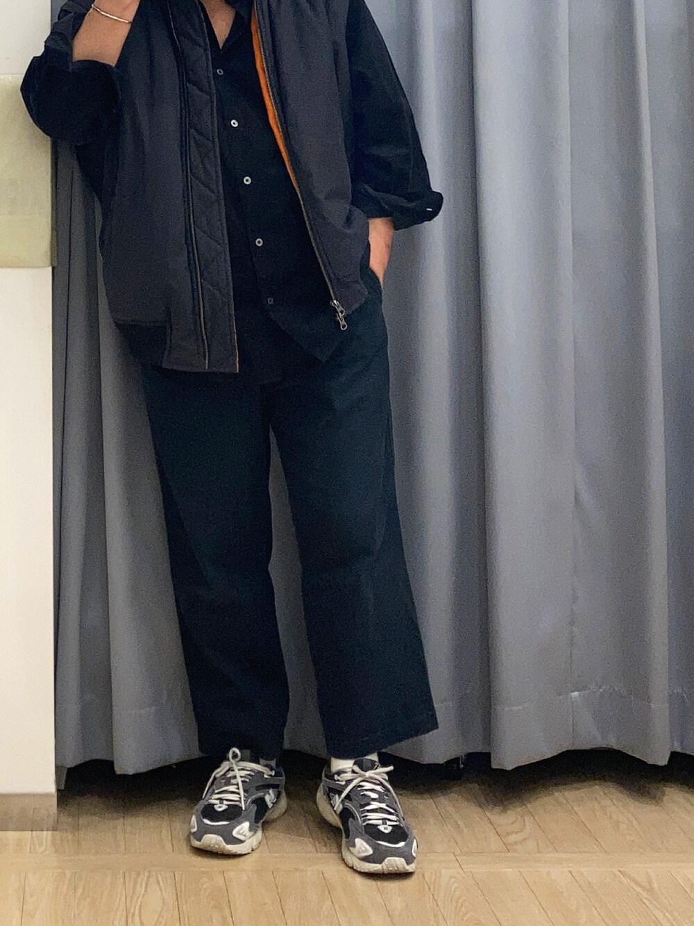 ブラック系のシャツ/ブラウス、ブラック系のMA-1、グレー系のスニーカーを着用したメンズの秋コーディネートの3枚目の写真