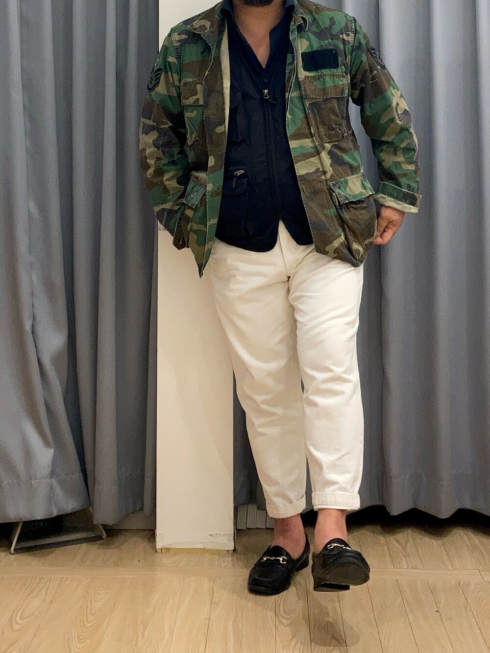 ブルー系のビジネスシャツを着用したメンズの春コーディネートの3枚目の写真