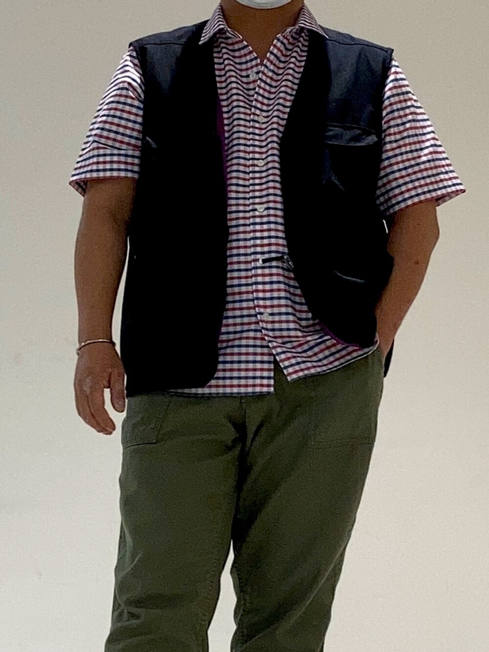 レッド系のシャツ/ブラウスを着用したメンズの夏コーディネートの2枚目の写真