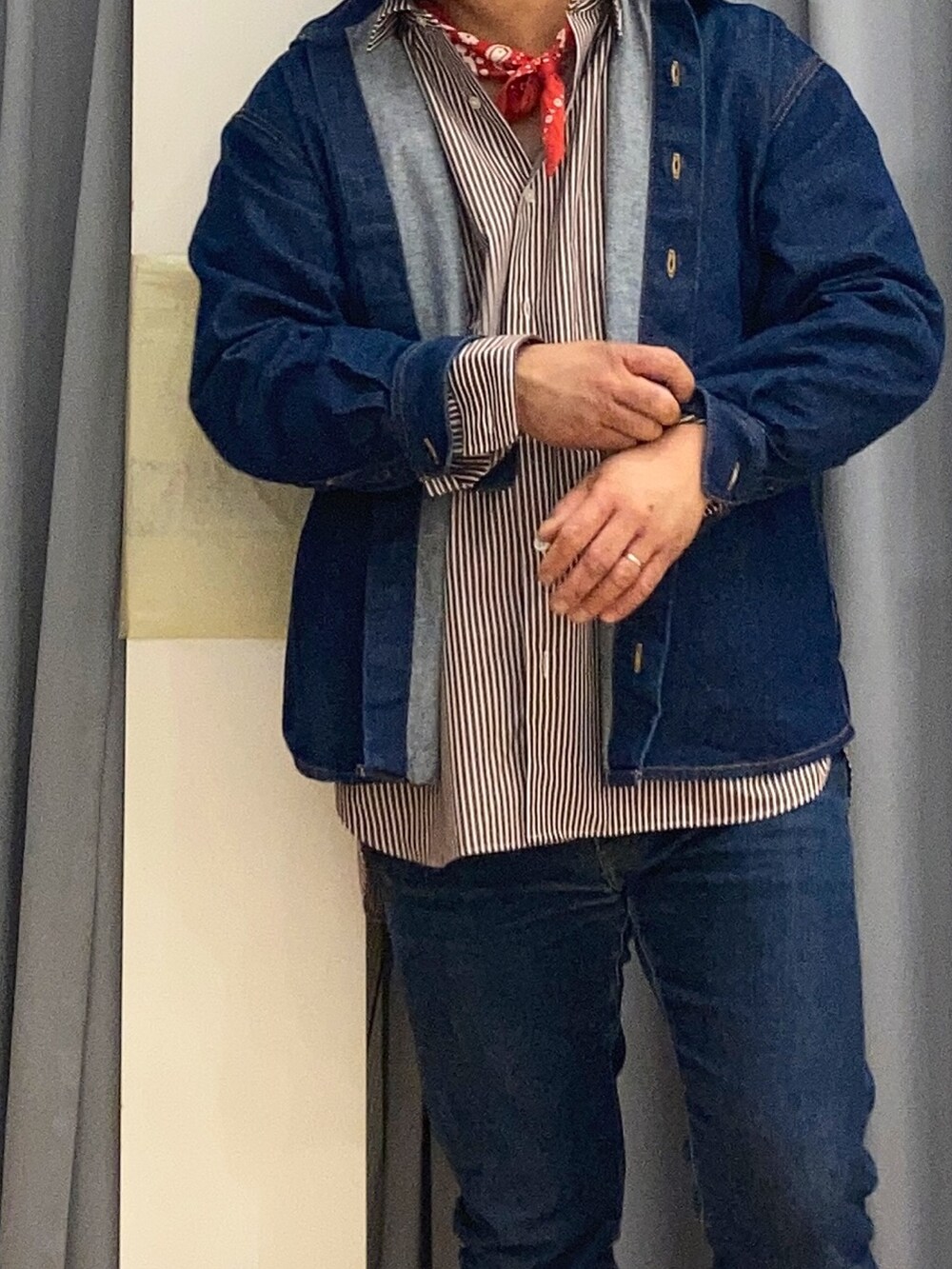 ブラウン系のシャツ/ブラウス、ブルー系のシャツ/ブラウス、ブルー系のデニムパンツを着用したメンズの秋コーディネートの2枚目の写真